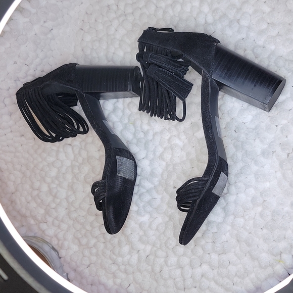 Black Ankle Strapped Heels, zip up at back heel. Straps around the ankle. - Picture 9 of 10